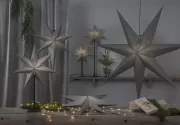 Star trading Papīra zvaigzne uz statīva